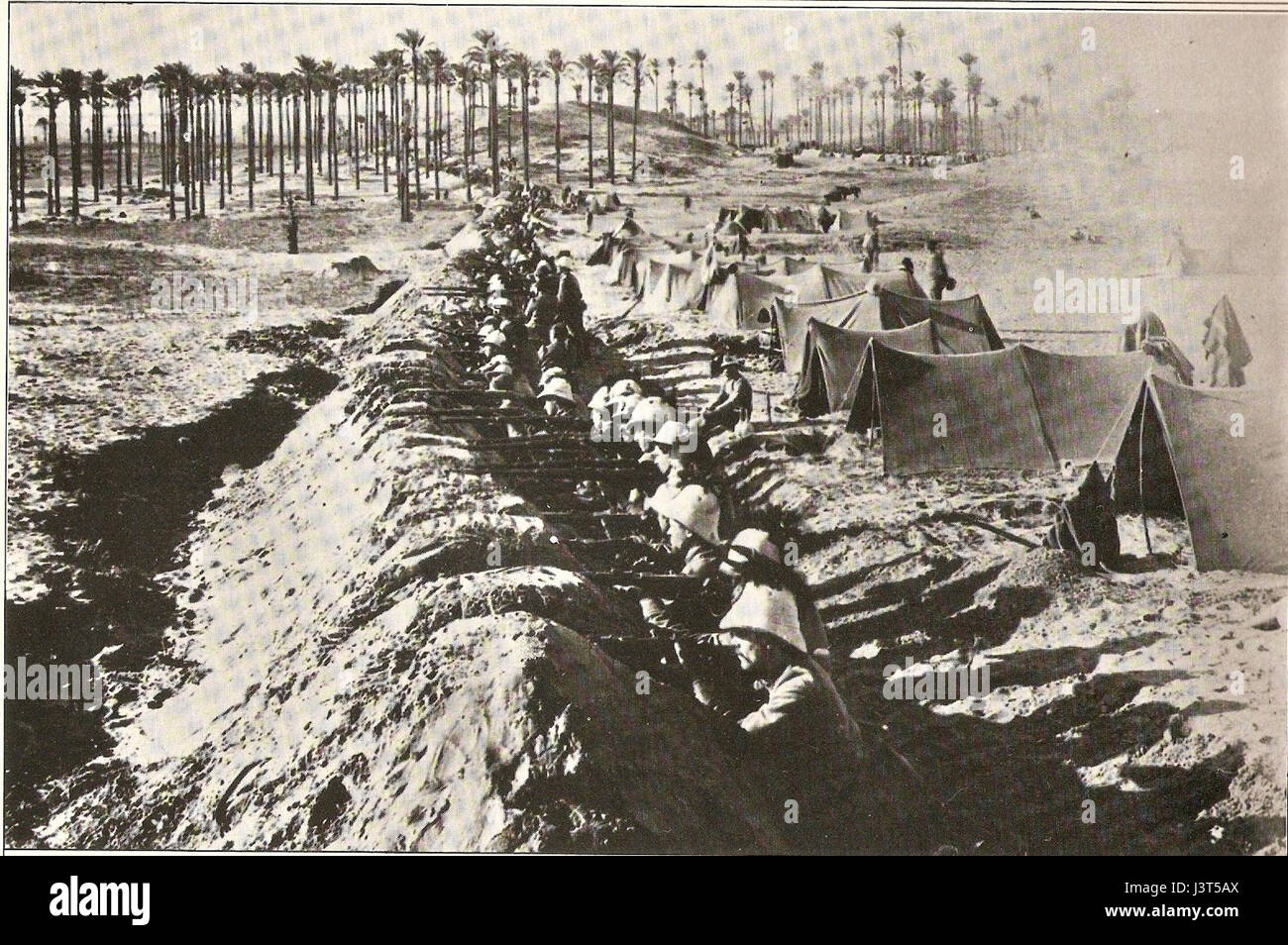 Während der italienischen Invasion in Libyen verfestigte sich die italienische Infanterie in der Nähe von Tripolis, um sich auf den Konflikt vorzubereiten. Diese Militäraktion war Teil des größeren italienisch-türkischen Krieges, der zur Besetzung Libyens durch Italien führte. Stockfoto