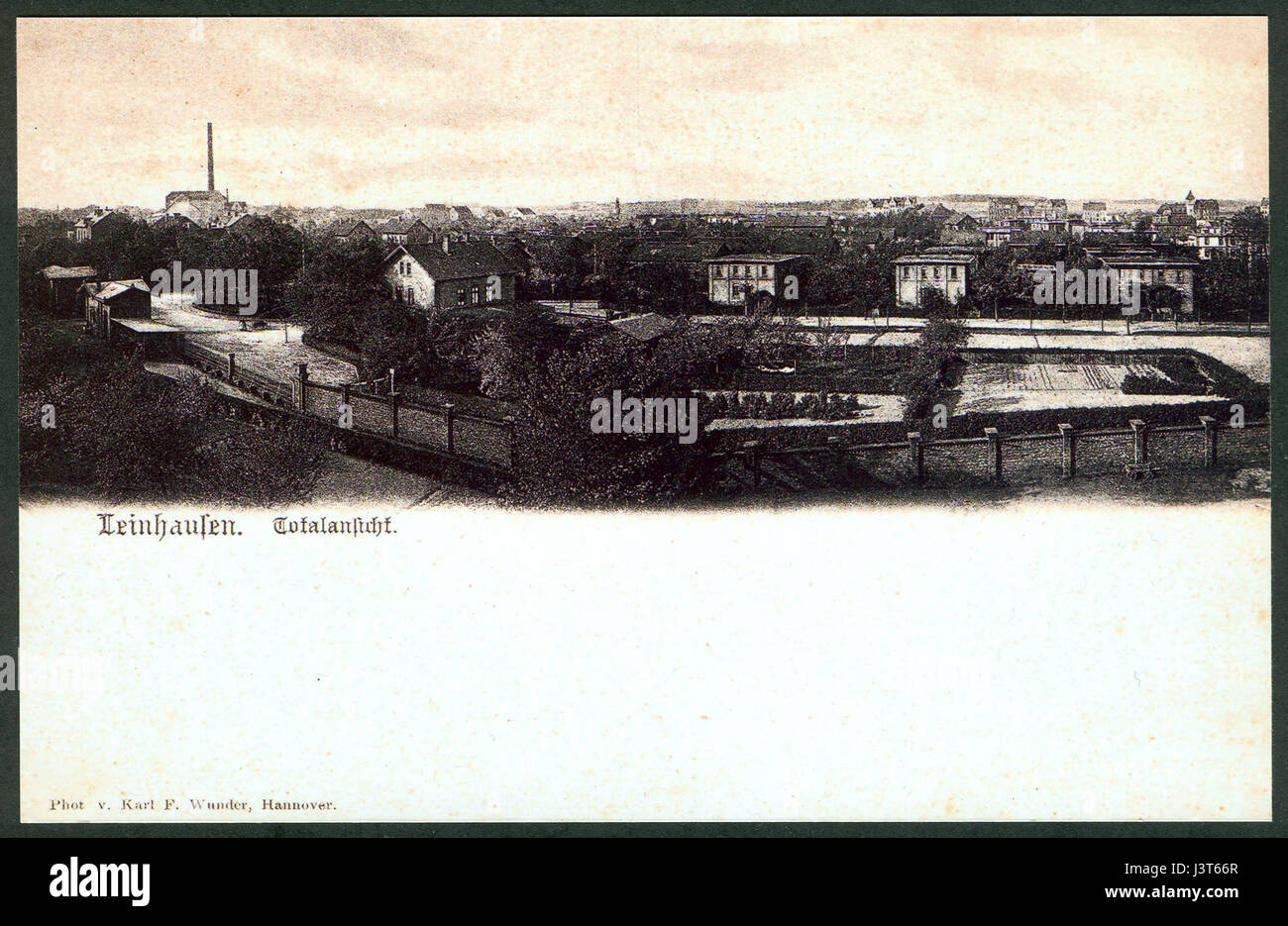 Dies ist eine bescheidene, einseitige fotografische Nachbildung eines Werkes von Karl F. Wunder mit dem Titel „Leinhausen“. Gesamtansicht“. Es wird ohne Nummerierung oder zusätzliche Informationen auf Fotopapier gedruckt. Stockfoto