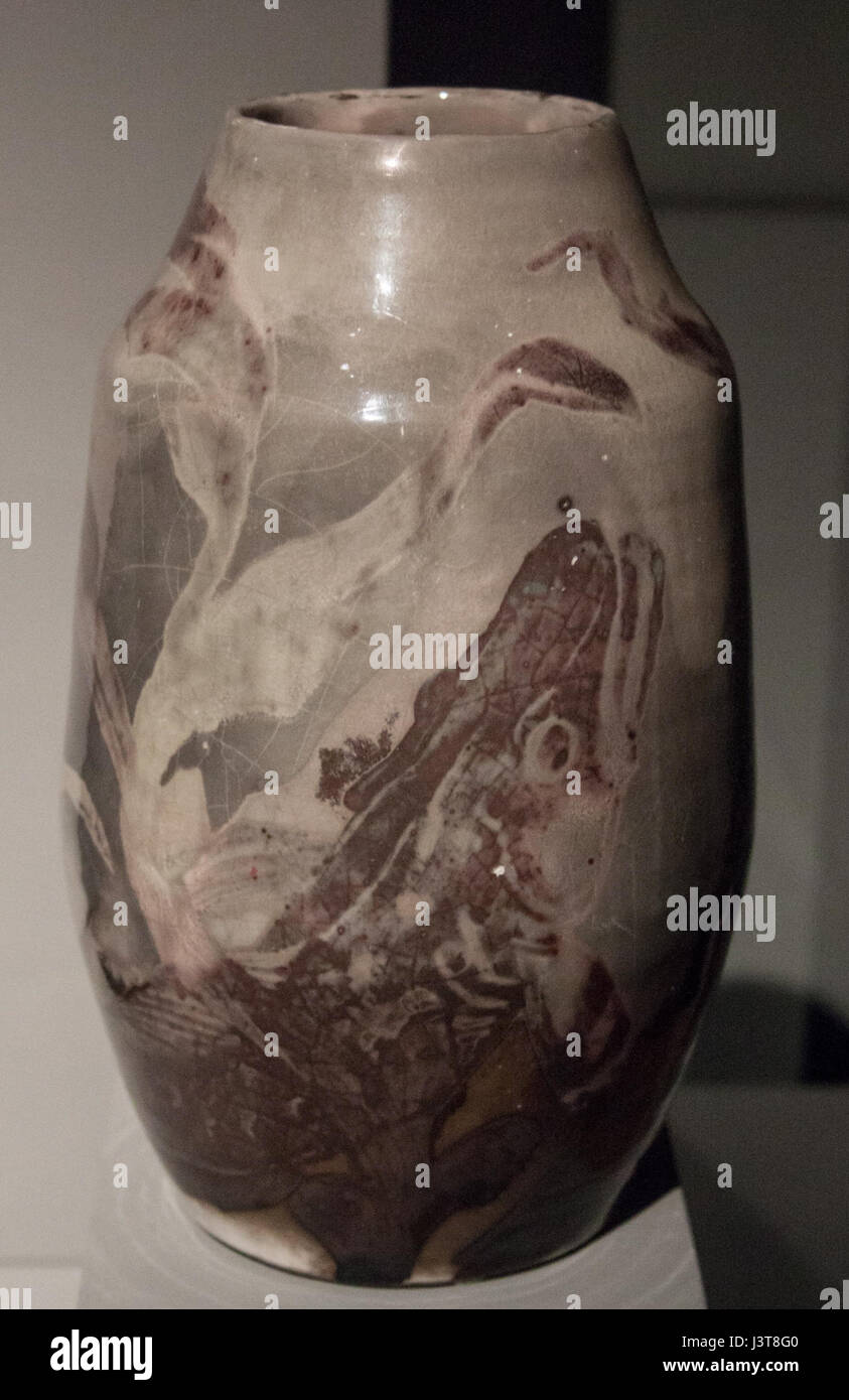Kahler Vase mit Fische schwimmen unter Wasserpflanzen Stockfoto