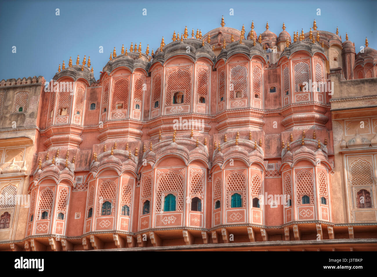 Hawa Mahal ist ein Harem in der Schlossanlage von Jaipur Maharaja, gebaut aus rosa Sandstein in