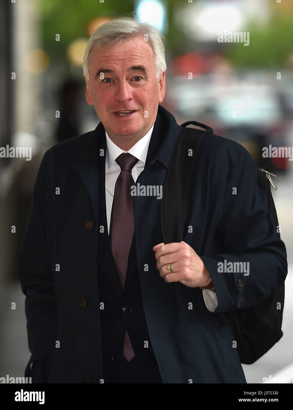 Schatten-Kanzler John McDonnell kommt bei BBC Broadcasting House in London in der Andrew Marr Show angezeigt werden. Stockfoto