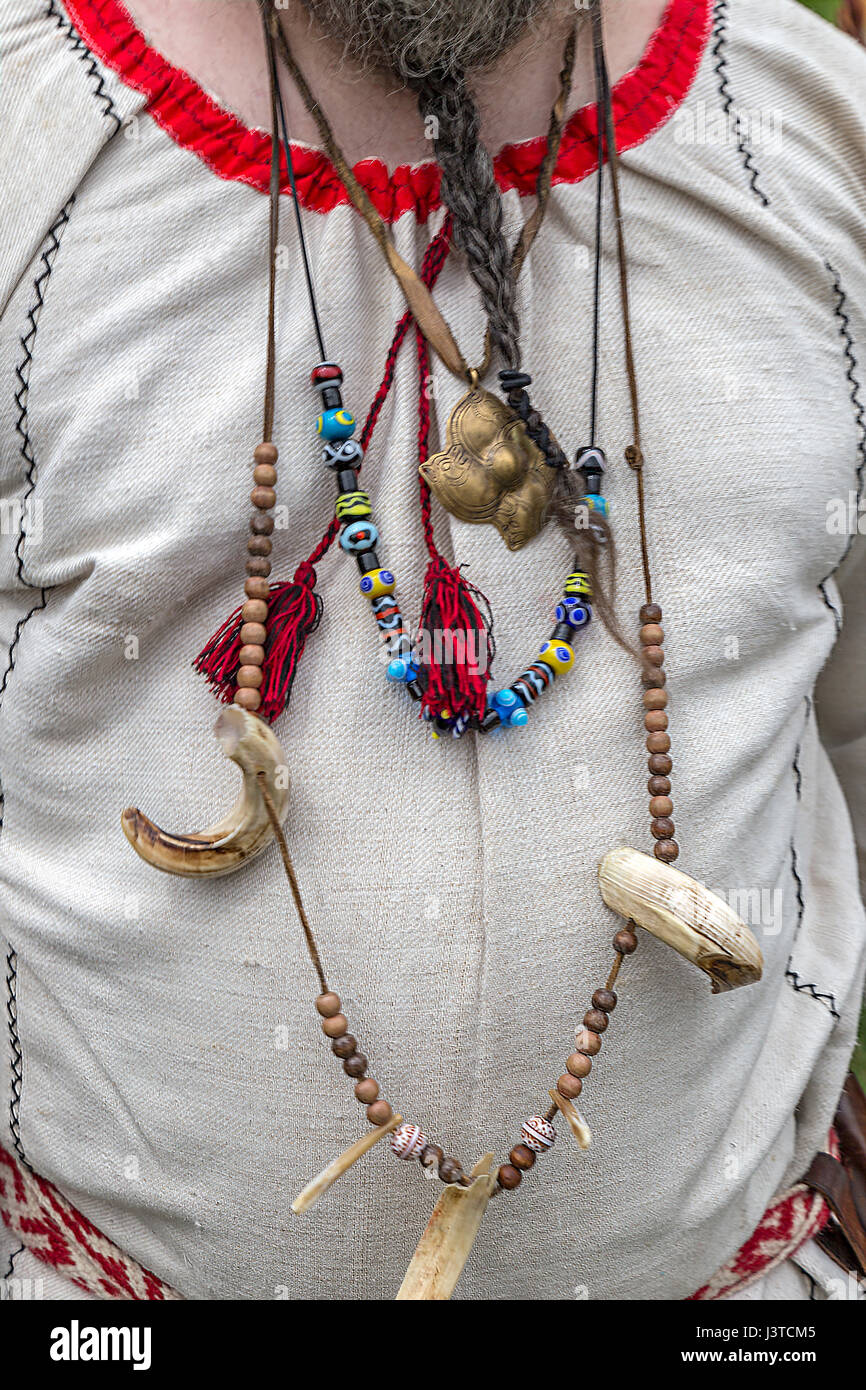 Detail der alten Tracht eines Priesters Dacian. Stockfoto