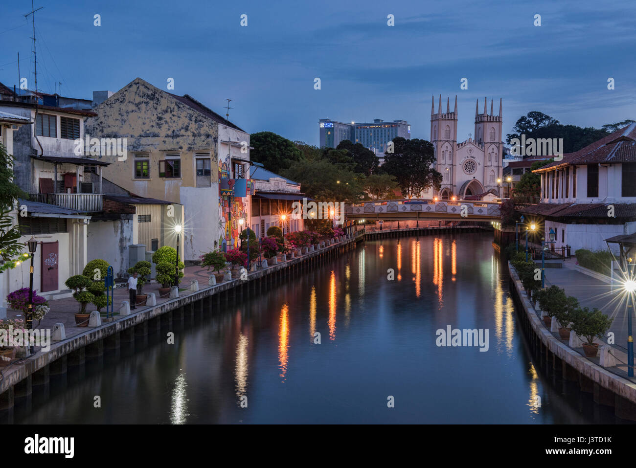 Melaka Fluss und St. Francis Xavier Kirche in der Abenddämmerung, Malacca, Malaysia Stockfoto