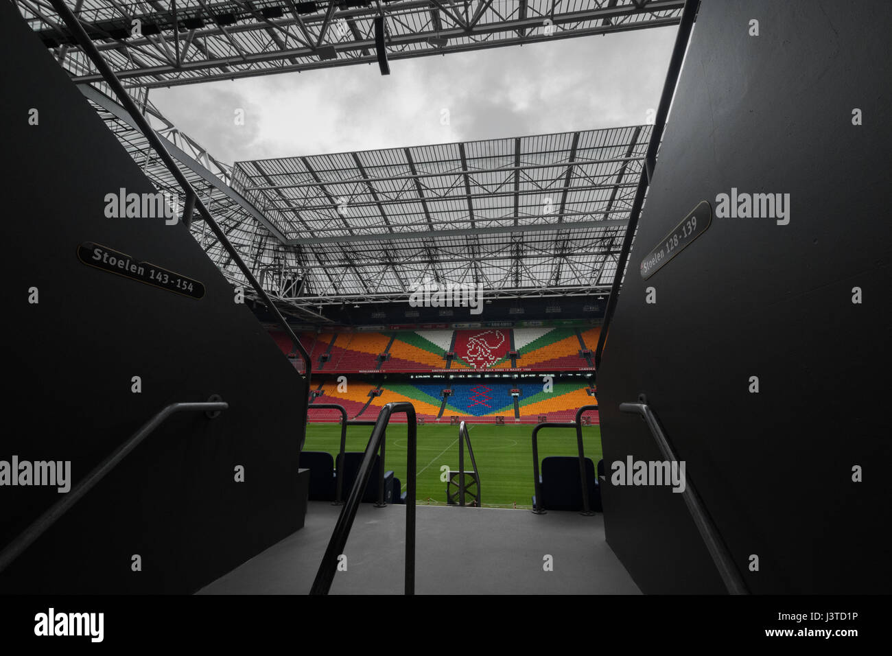 Der Eingang zum Sitzbereich auf der unteren Stufe der Amsterdam Arena, Niederlande, Heimat von Ajax Amsterdam Stockfoto