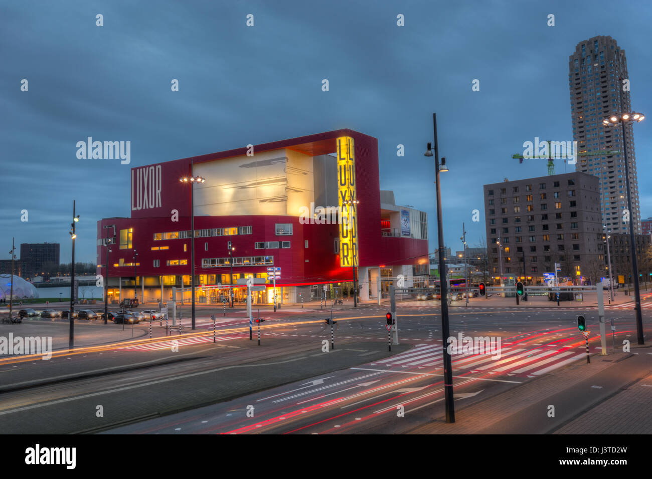 Die Nieuwe Luxor Theater auf dem wilheminapier in Rotterdam, Niederlande, von Vestdijk 14-16 genommen an einem bewölkten Abend gelegen Stockfoto