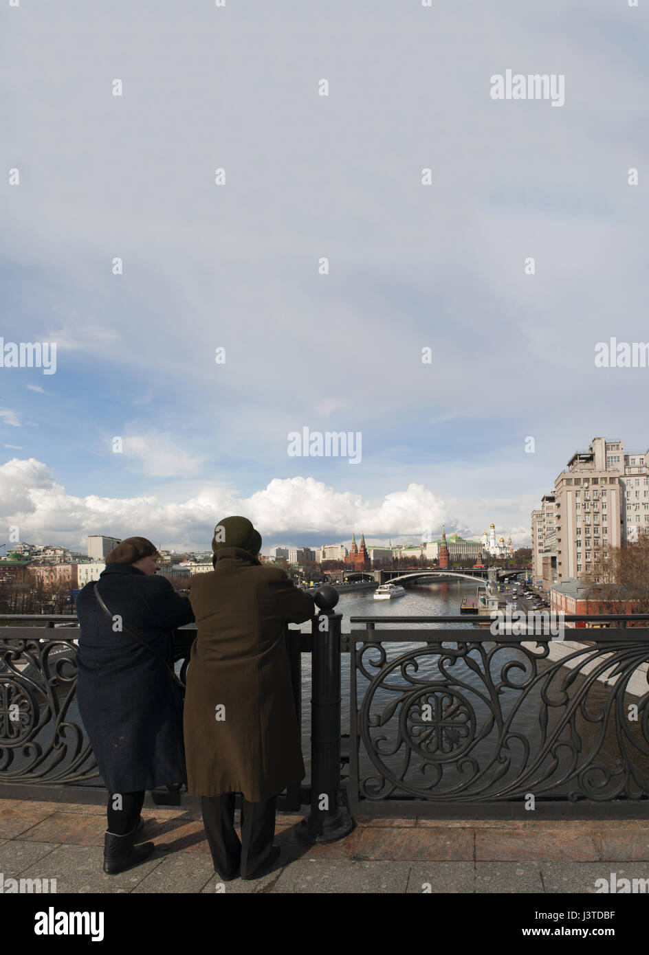 Zwei alte russische Frauen suchen die Skyline von Moskau mit Blick auf die befestigte Anlage des Kreml von der Patriarch-Brücke auf dem Fluss Moskwa Stockfoto