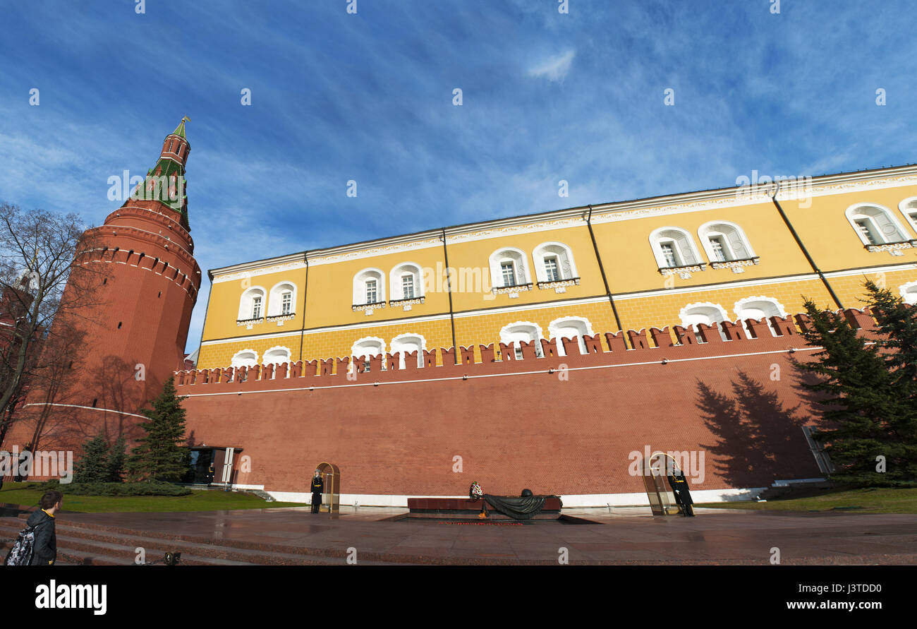 Moskauer Kreml-Mauer, Arsenal Eckturm und die Wache zum Grab des unbekannten Soldaten, ein Ehrenmal für die sowjetischen Soldaten im zweiten Weltkrieg getötet Stockfoto