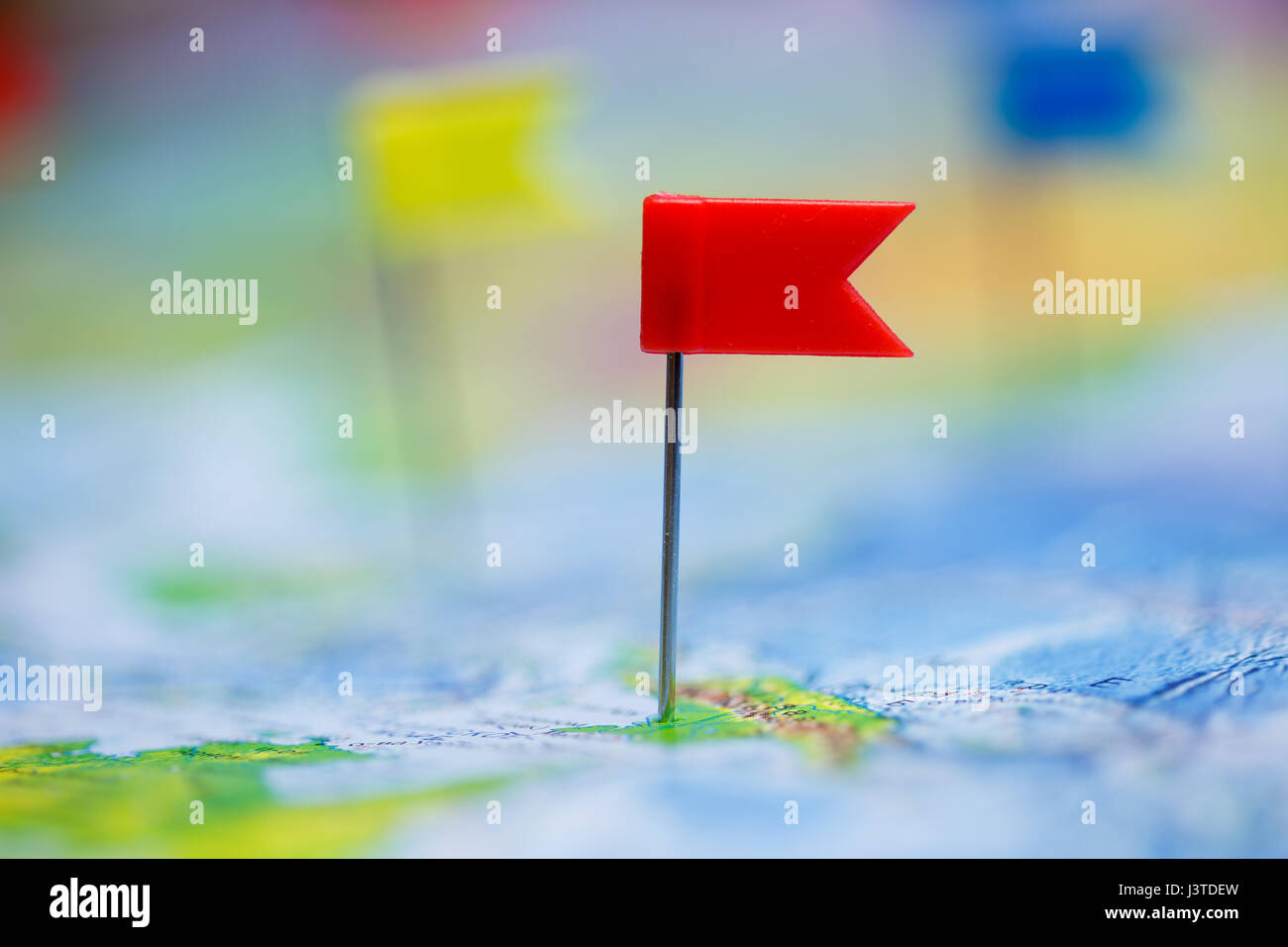 Reisekonzept mit Flagge Pins und Weltkarte Stockfoto