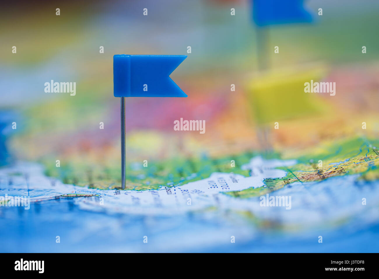 Reisekonzept mit Flagge Pins und Weltkarte Stockfoto