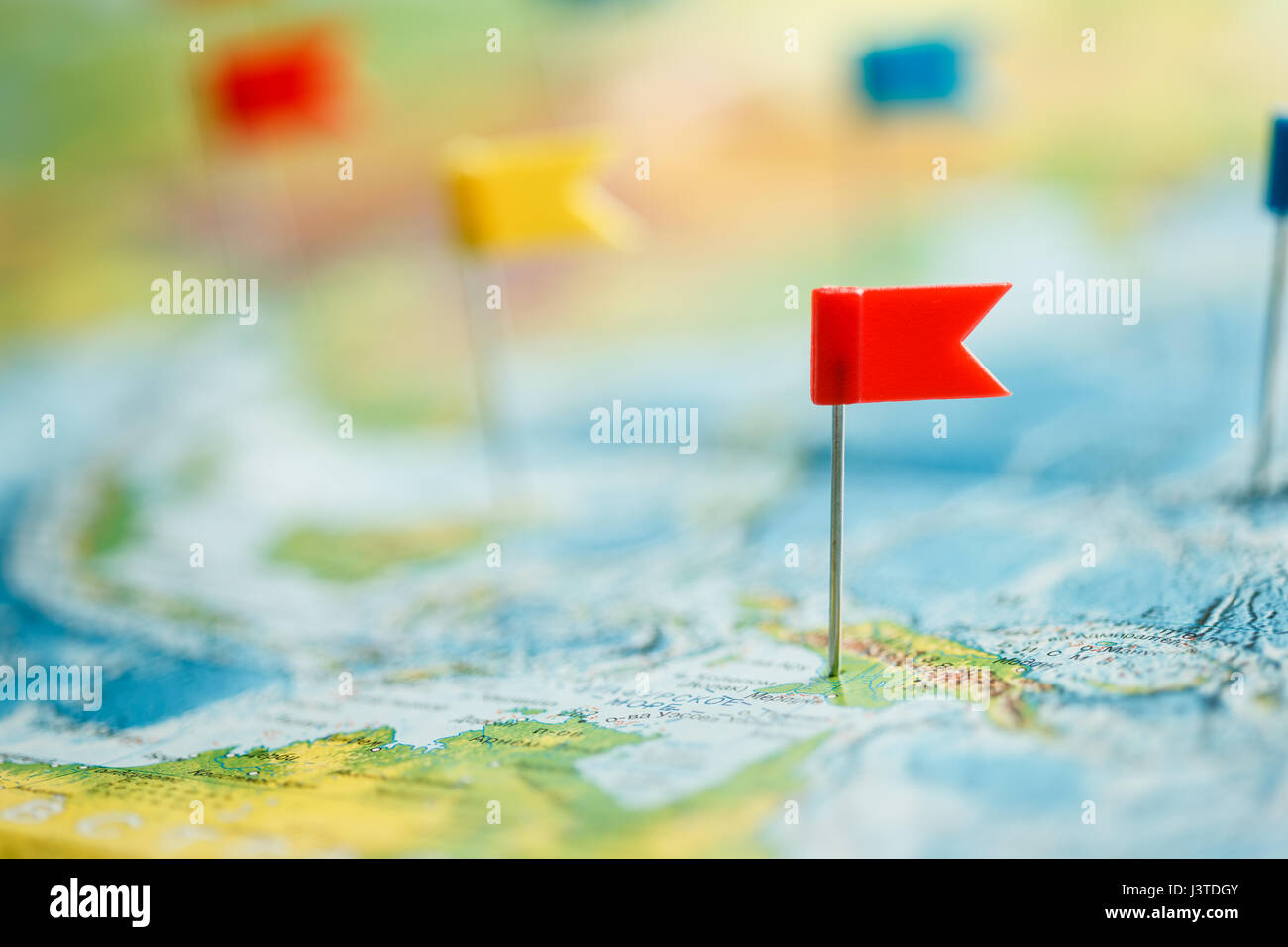 Reisekonzept mit Flagge Pins und Weltkarte Stockfoto