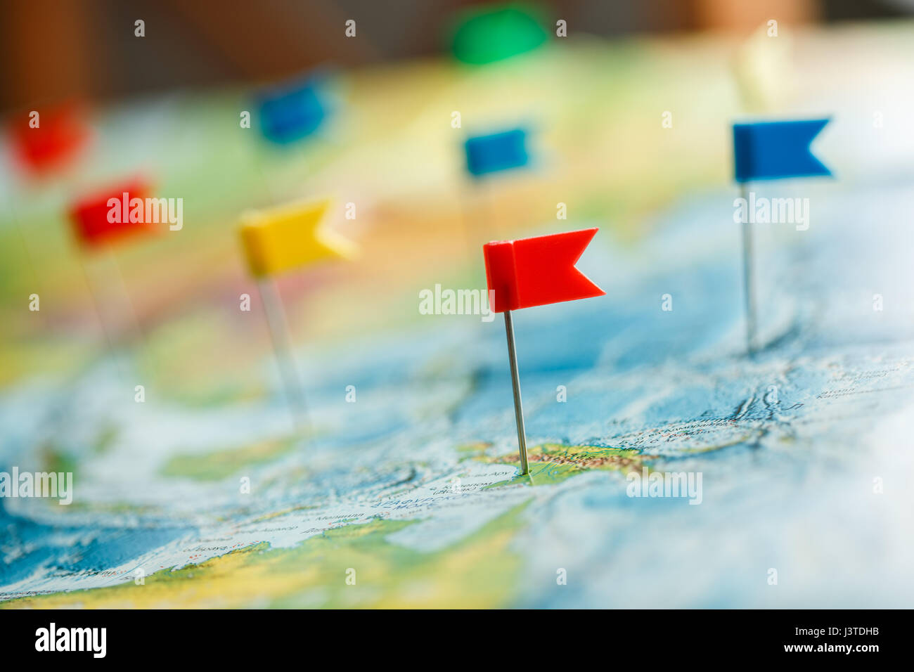 Reisekonzept mit Flagge Pins und Weltkarte Stockfoto
