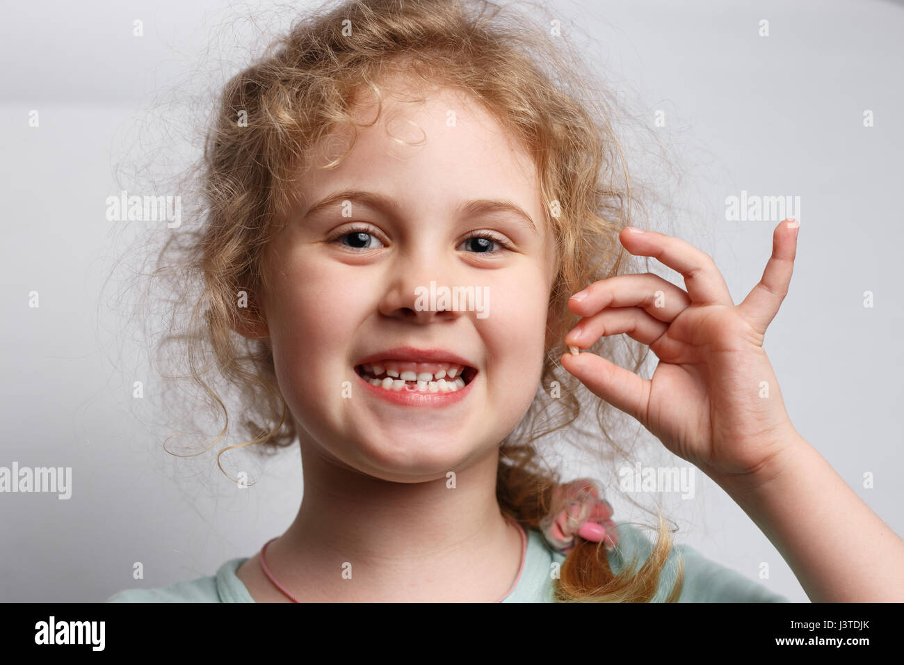 Porträt von niedlichen sechsjährigen Mädchen verlieren ihre ersten Milchzahn Stockfoto