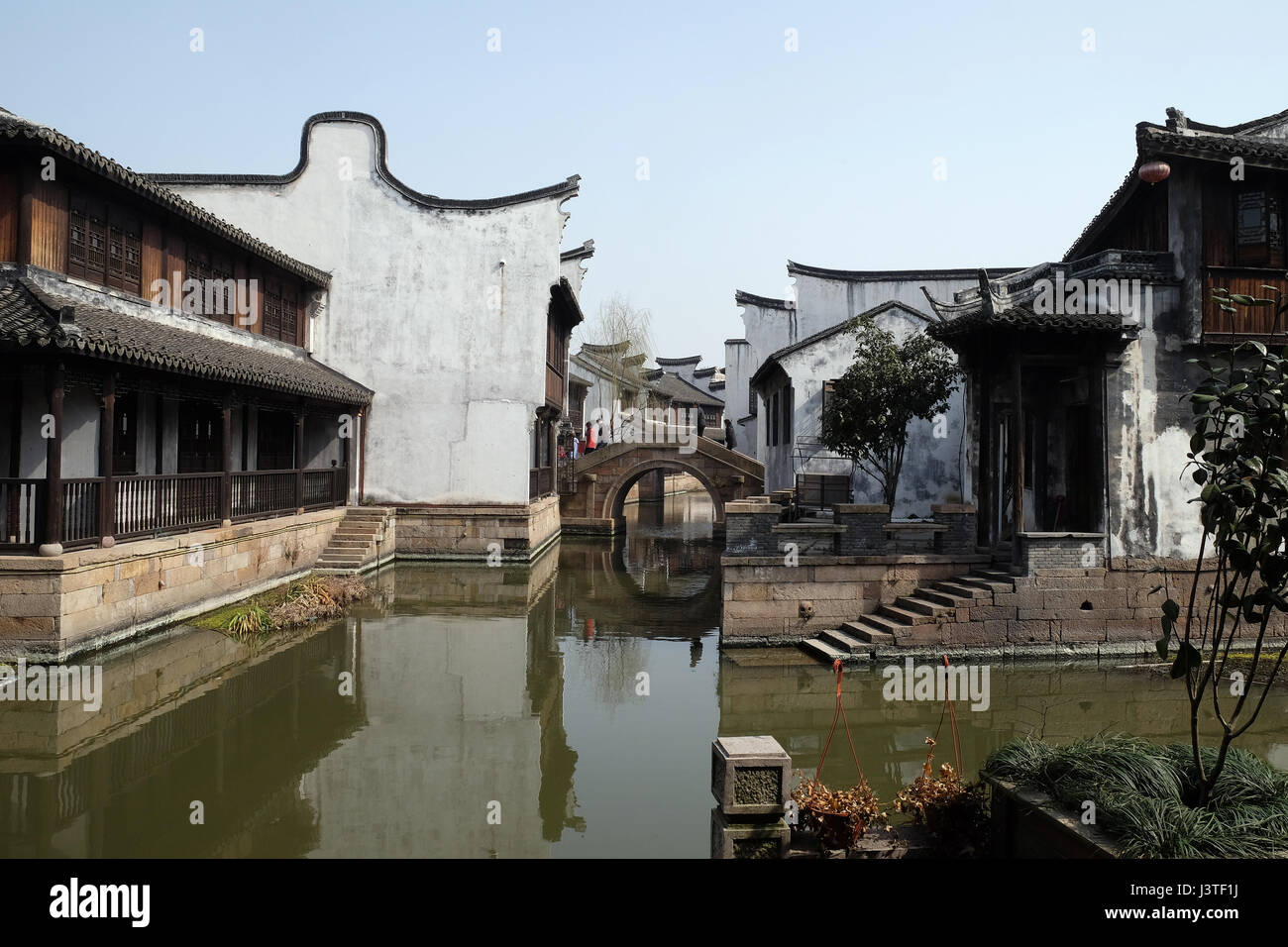 Traditionelle Häuser entlang des Canal Grande, alte Stadt von Yuehe in Jiaxing, Zhejiang Provinz, China, 20. Februar 2016. Stockfoto