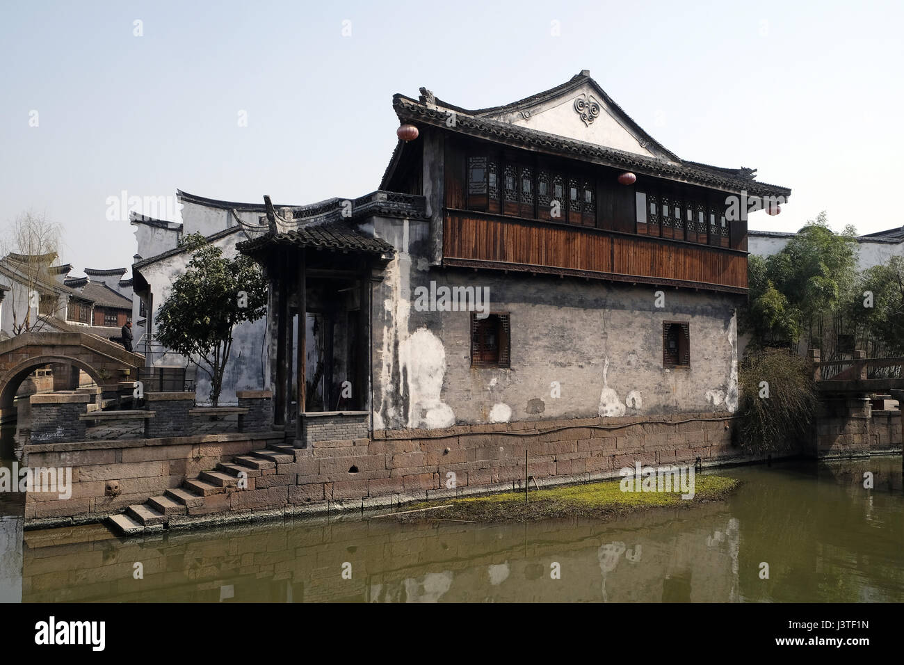 Traditionelle Häuser entlang des Canal Grande, alte Stadt von Yuehe in Jiaxing, Zhejiang Provinz, China, 20. Februar 2016. Stockfoto