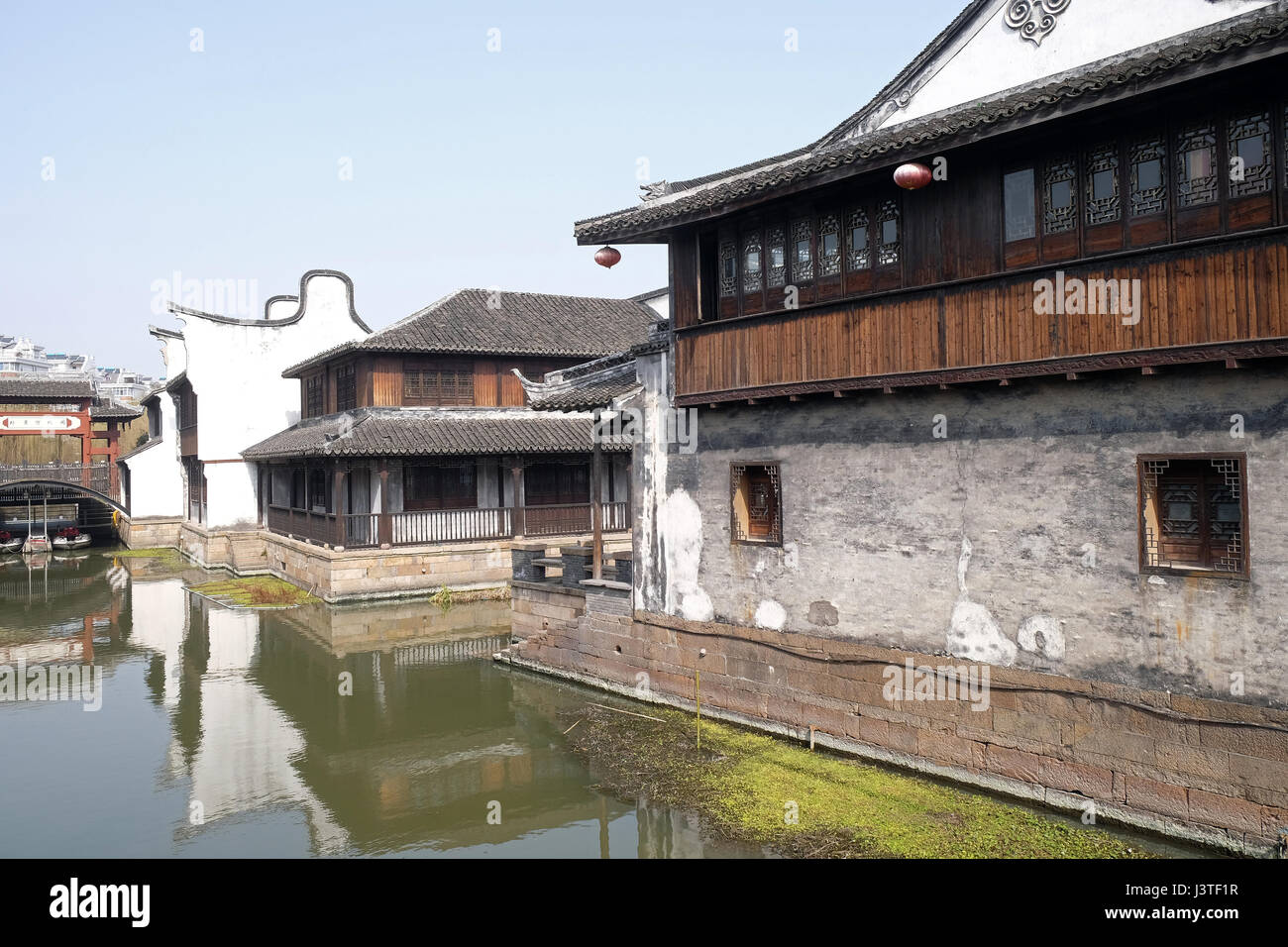 Traditionelle Häuser entlang des Canal Grande, alte Stadt von Yuehe in Jiaxing, Zhejiang Provinz, China, 20. Februar 2016. Stockfoto