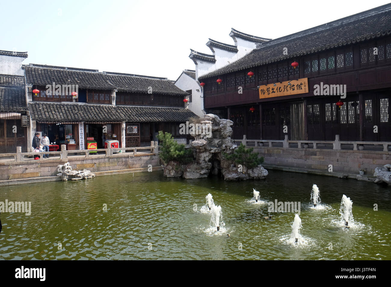 Traditionelle Häuser entlang des Canal Grande, alte Stadt von Yuehe in Jiaxing, Zhejiang Provinz, China, 20. Februar 2016. Stockfoto