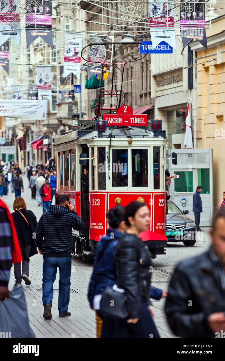 Roten alten Straßenbahn, Taksim-Tünel Nostalgie-Straßenbahn in der Stadt Istanbul, Türkei Stockfoto