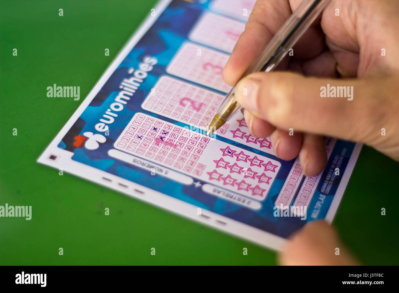 Hand eine Lotterie Euromillions ausfüllen Stockfoto