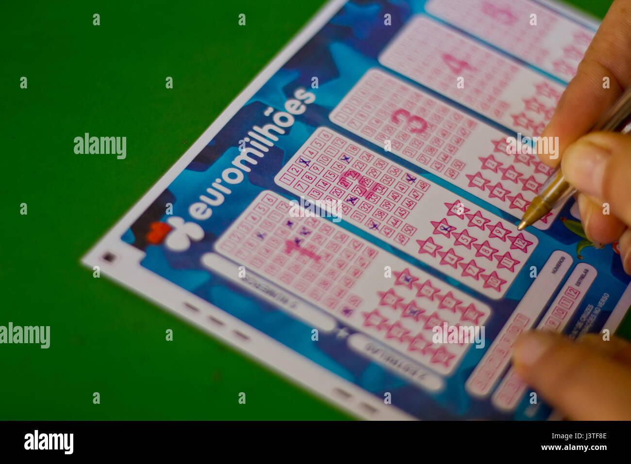 Hand eine Lotterie Euromillions ausfüllen Stockfoto