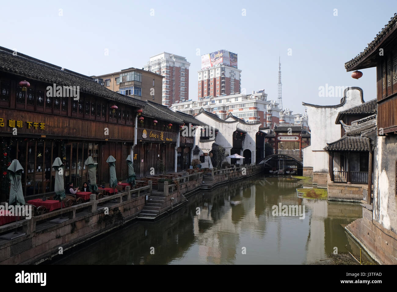 Traditionelle Häuser entlang des Canal Grande, alte Stadt von Yuehe in Jiaxing, Zhejiang Provinz, China, 20. Februar 2016. Stockfoto