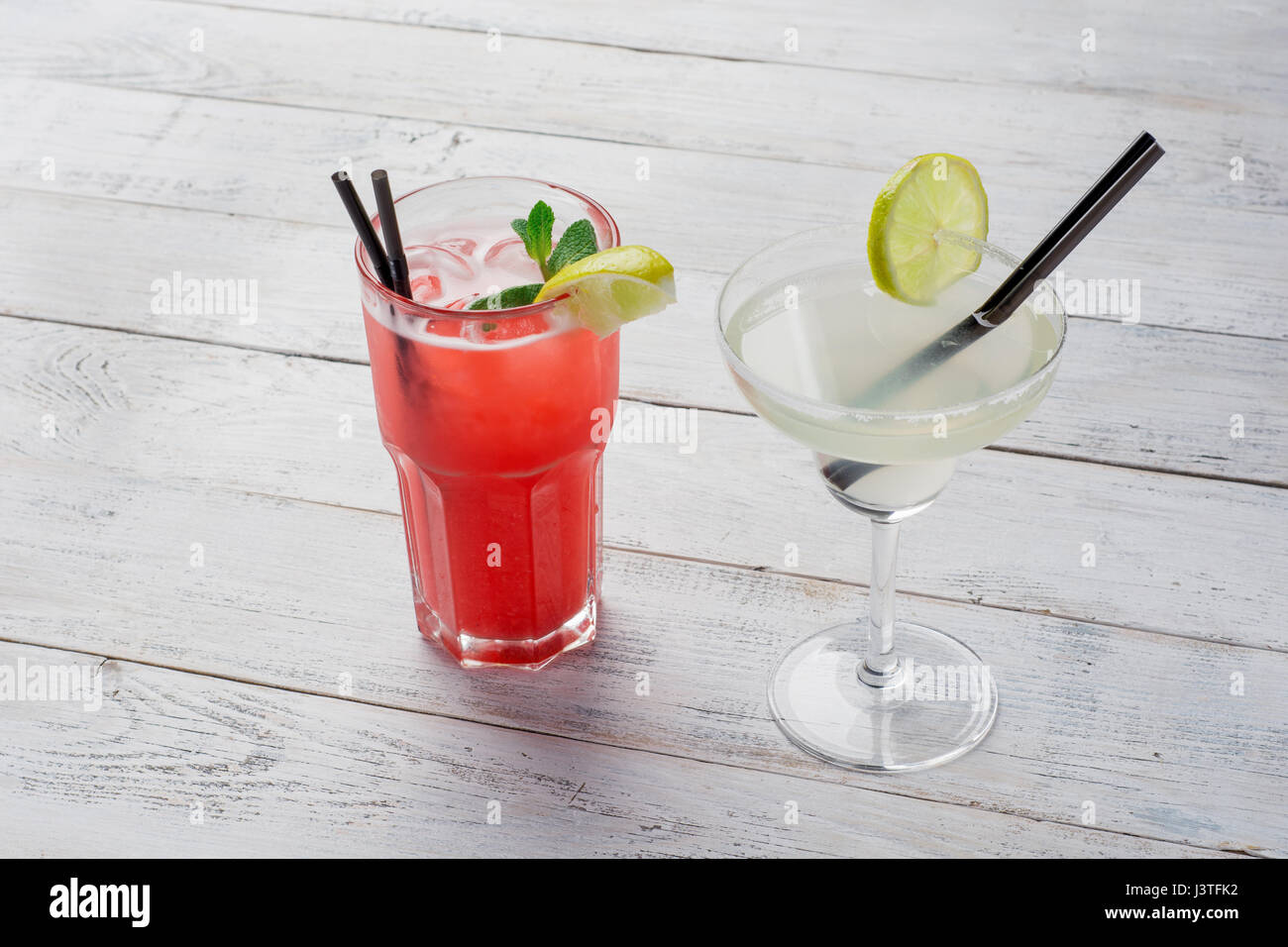 Cocktail-Set. Margarita cocktail auf hölzernen Hintergrund rot Alkohol hautnah. Stockfoto