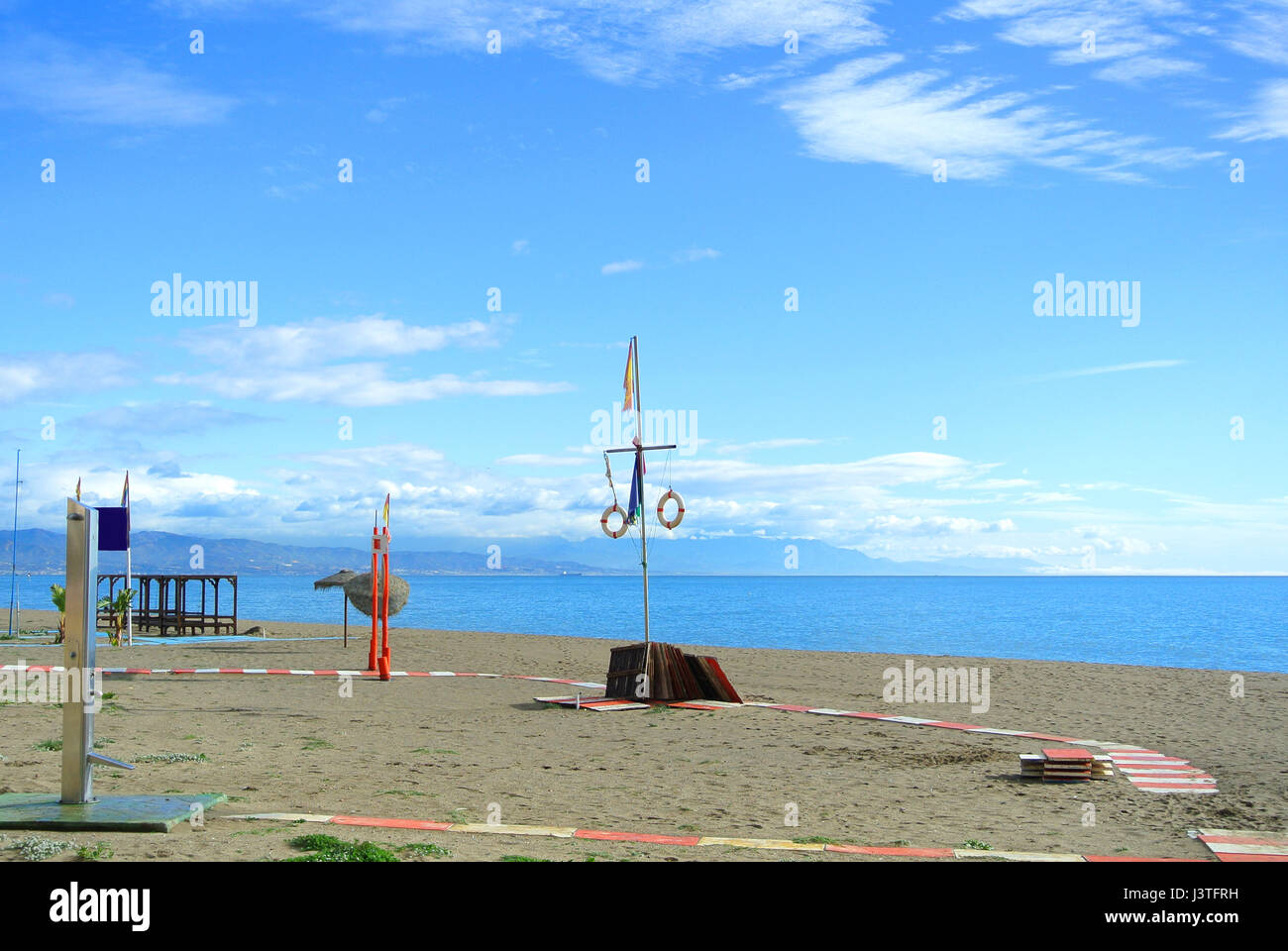 Strand, Vorbereitung vor einem Touristensaison in Torremolinos, Costa Del Sol, Andalusien, Spanien. Stockfoto