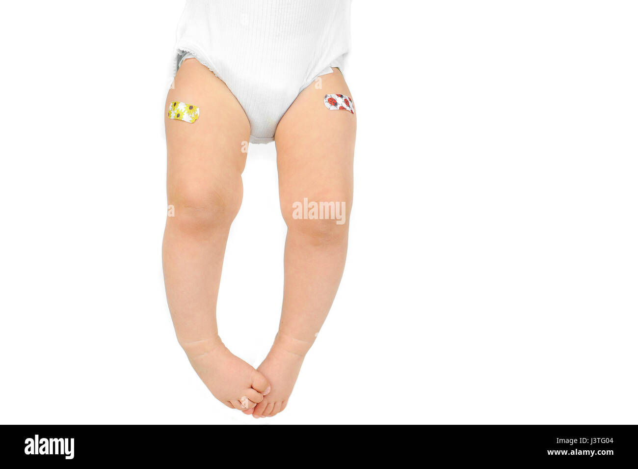 Baby-Beine mit Patches, Impfung Konzept Stockfoto