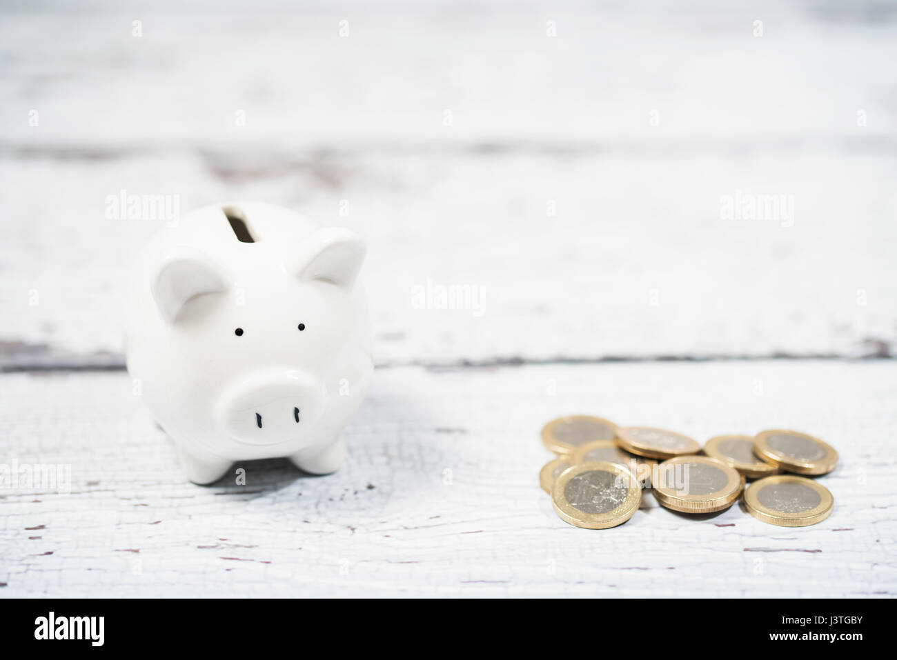 Piggy Bank mit Ihrem Geld Stapel Münze weißen Hintergrund speichern. Stockfoto