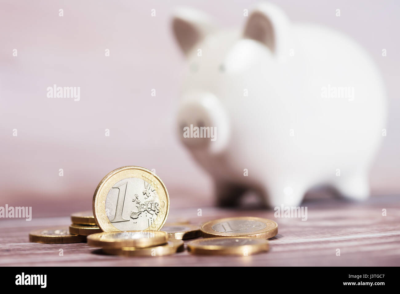 Piggy Bank mit Ihrem Geld Stapel Münze weißen Hintergrund speichern. Stockfoto