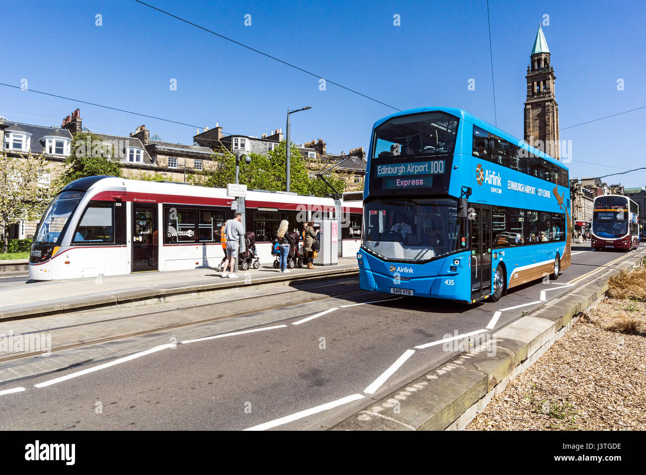 Lothian Busse Linie 100 express zwischen Edinburgh Centre & Flughafen in Shandwick Ort Edinburgh Schottland UK neben Straßenbahn am West End-Princes Street zu stoppen Stockfoto Lothian Busse Linie 100 express zwischen Edinburgh Centre & Flughafen in Shandwick Ort Edinburgh Schottland UK neben Straßenbahn am West End-Princes Street zu stoppen Stockfoto
