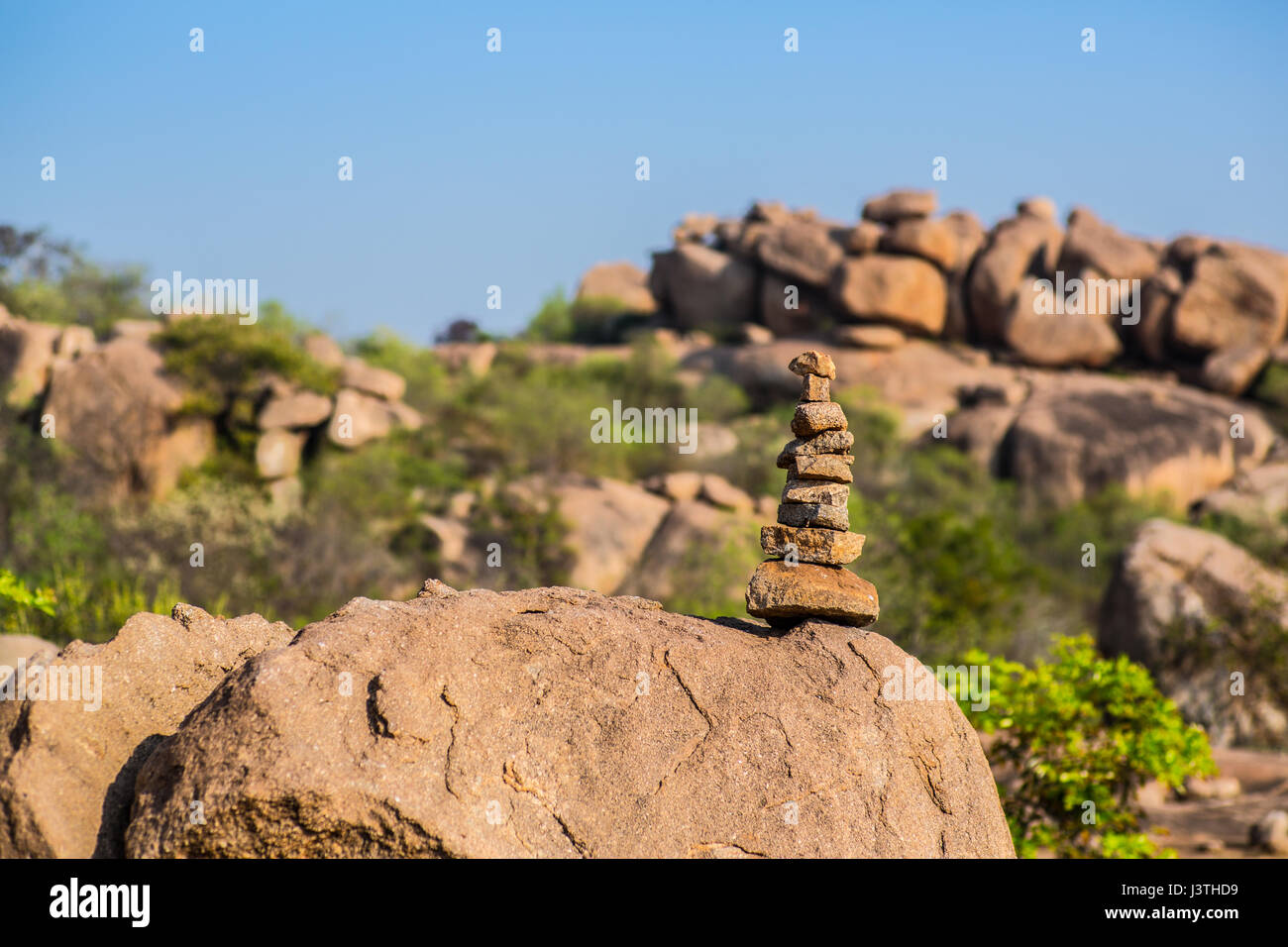 Felsen bis in die Wüste Landschaft von Hampi, Indien gestapelt. Stockfoto