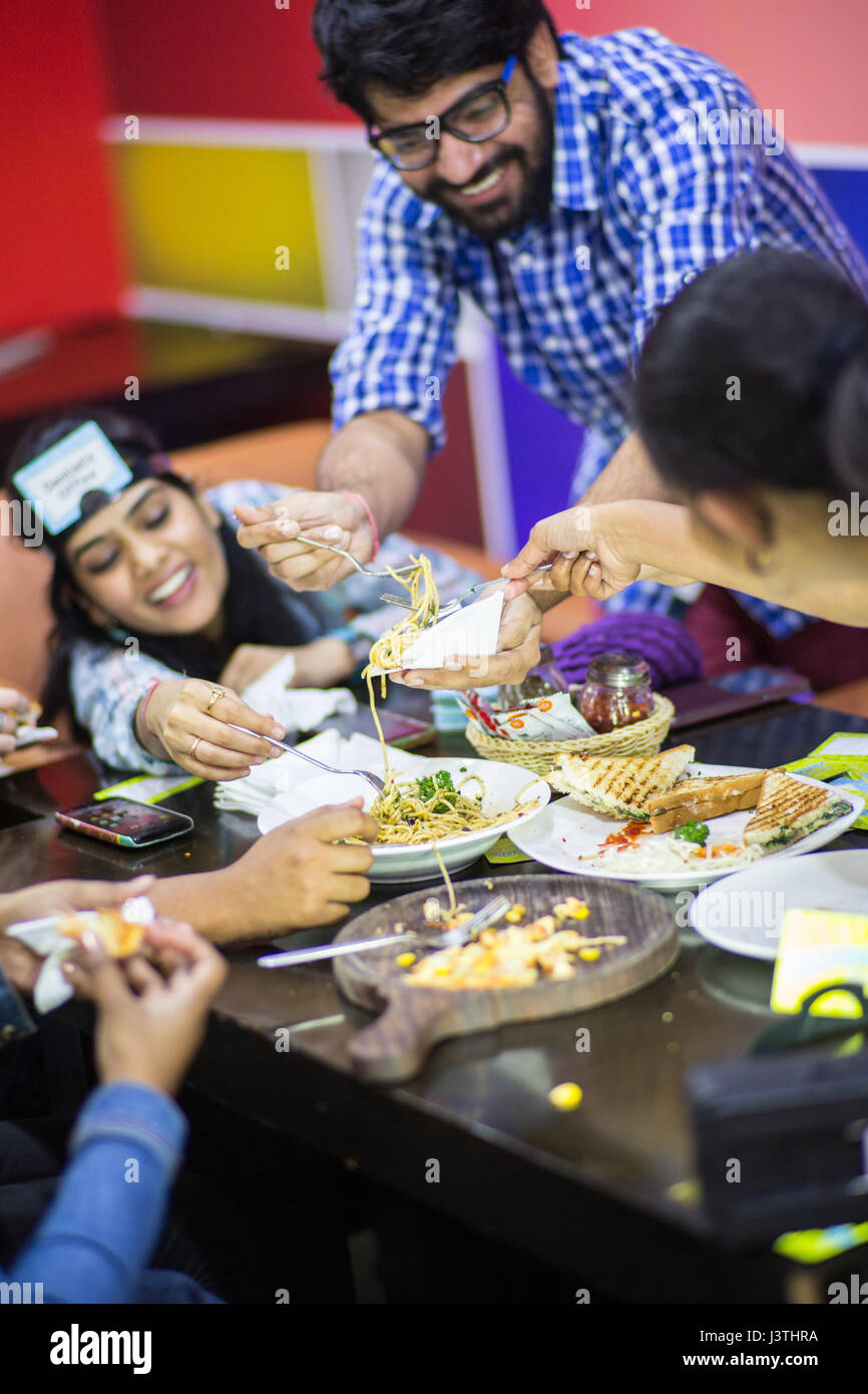 Freunde gemeinsam Mittag genießen Sie in einem Restaurant. Stockfoto