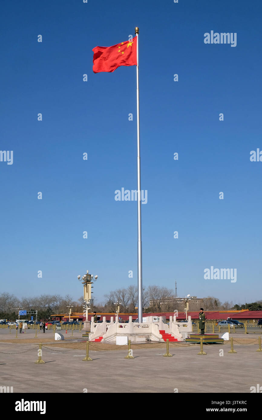 Soldaten bewachen die chinesische Flagge auf dem Tiananmen-Platz. Es ist der drittgrößte Platz in der Welt, Beijing Stockfoto