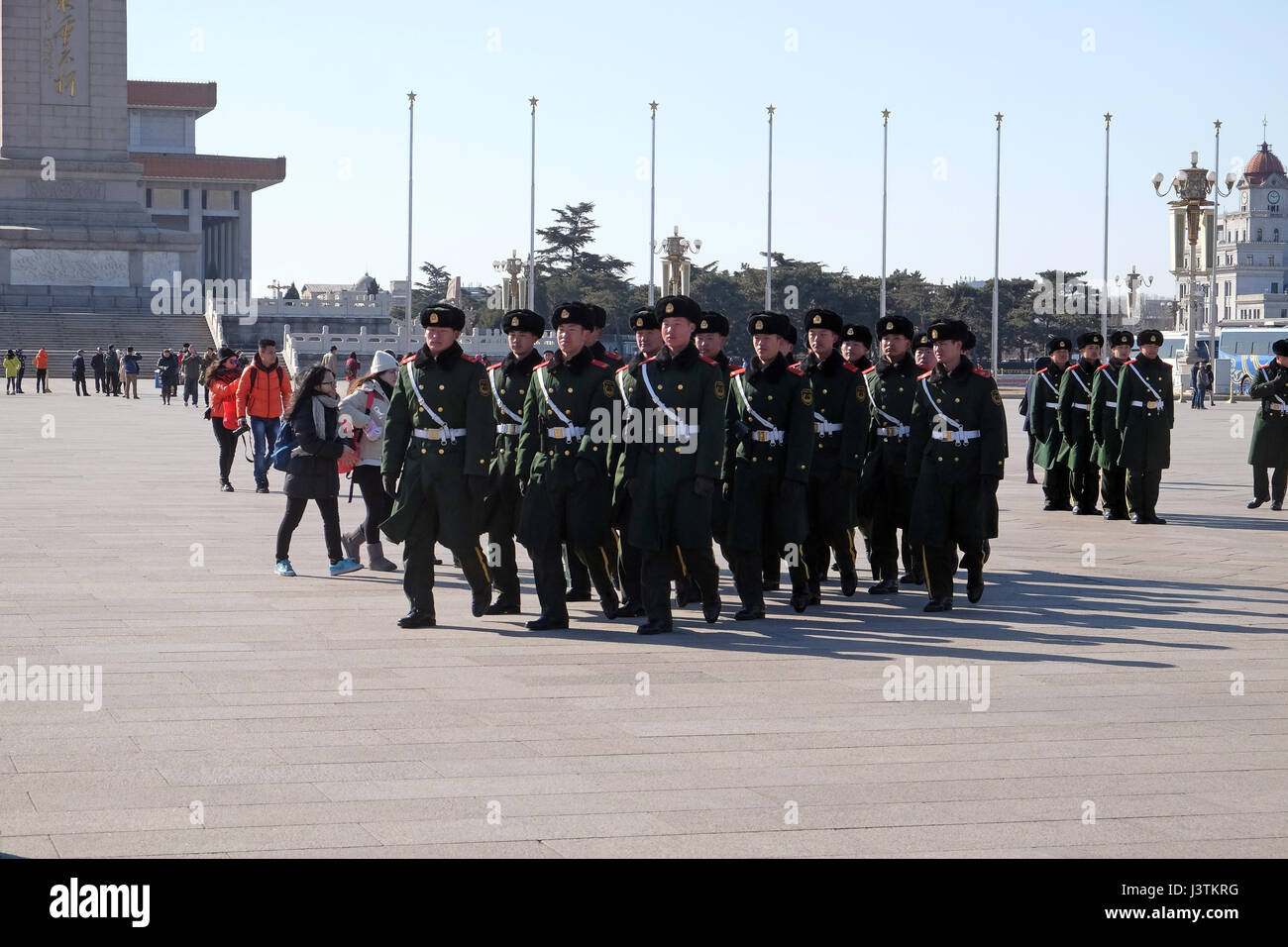 Chinesische Soldaten marschieren am Tiananmen-Platz. Es ist der drittgrößte Platz in der Welt, Beijing Stockfoto
