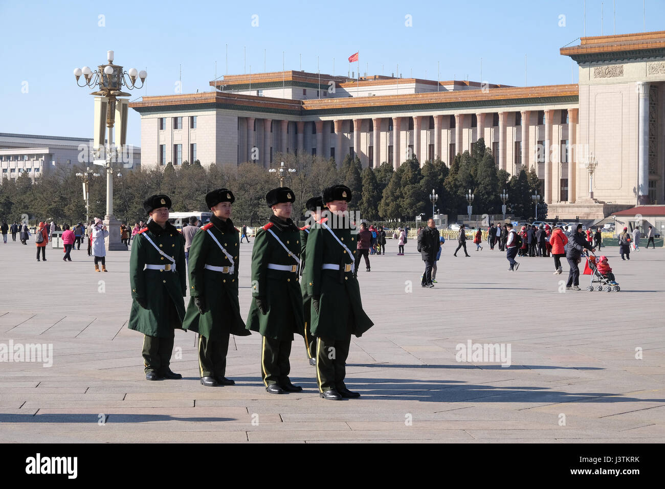Chinesische Soldaten marschieren am Tiananmen-Platz. Es ist der drittgrößte Platz in der Welt, Beijing Stockfoto