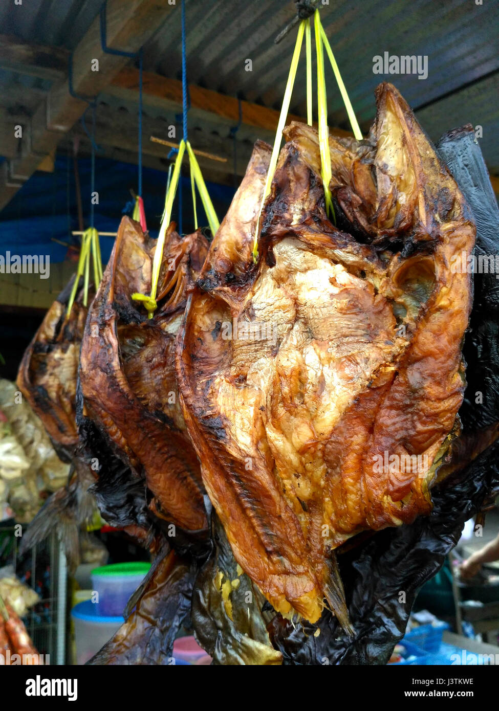 Hängender geräucherter Fisch zum Verkauf Stockfoto