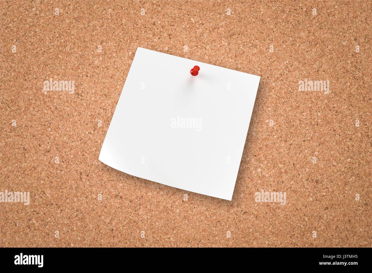 Eine weiße, klebrige Anmerkung über eine Pinnwand, leere Notiz Stockfoto