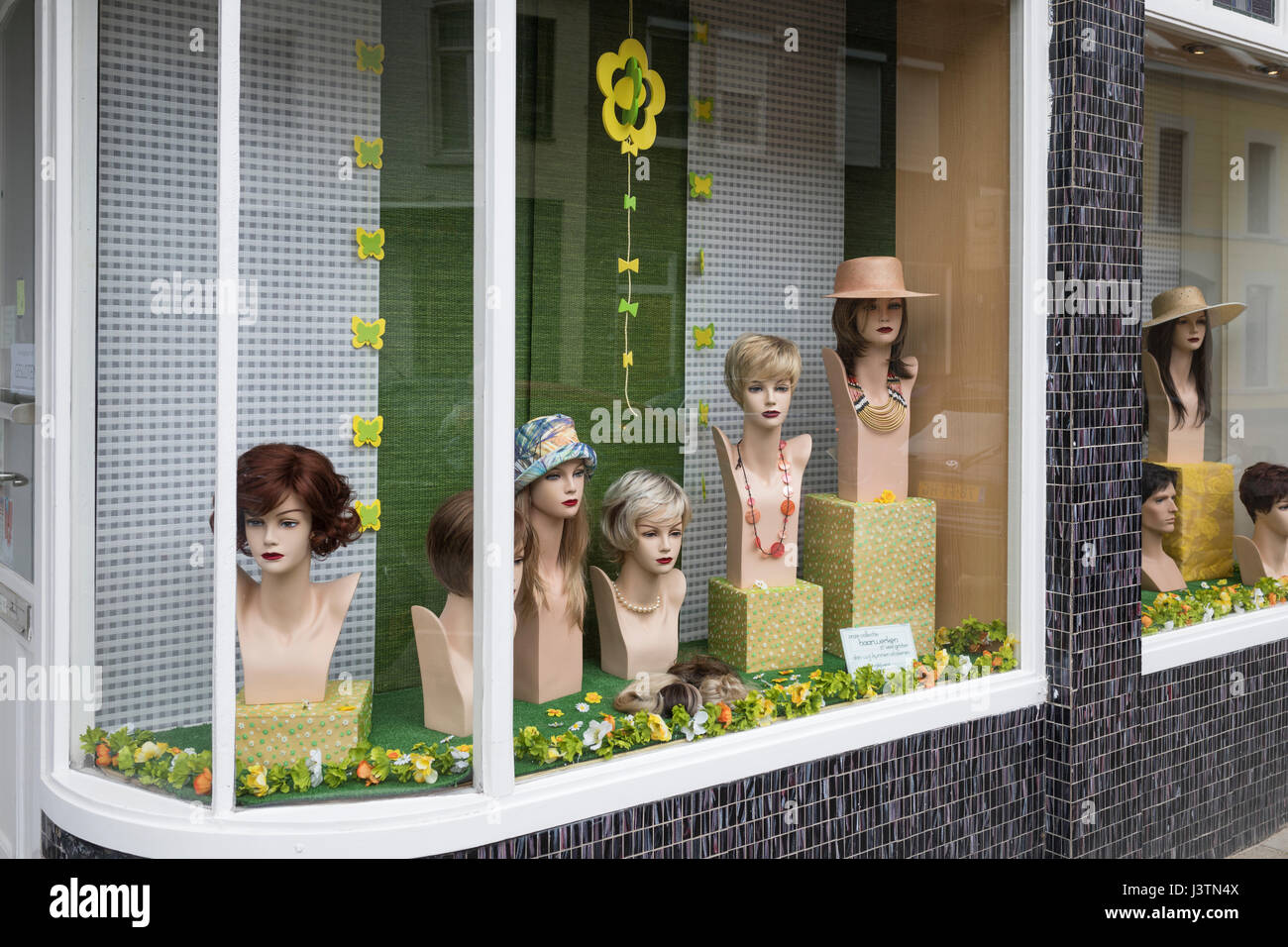 Schaufenster mit Schaufensterpuppen tragen Perücken in den Niederlanden, Europa Stockfoto