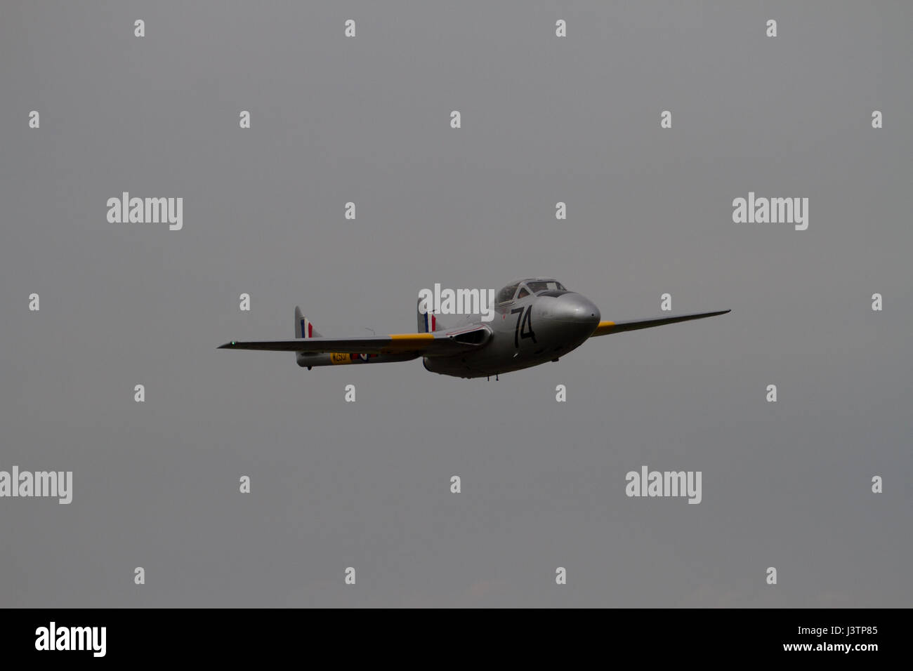 Vintage Vampire Jet im Flug über Wolverhampton Halfpenny grüner Flughafen April 2017 Stockfoto