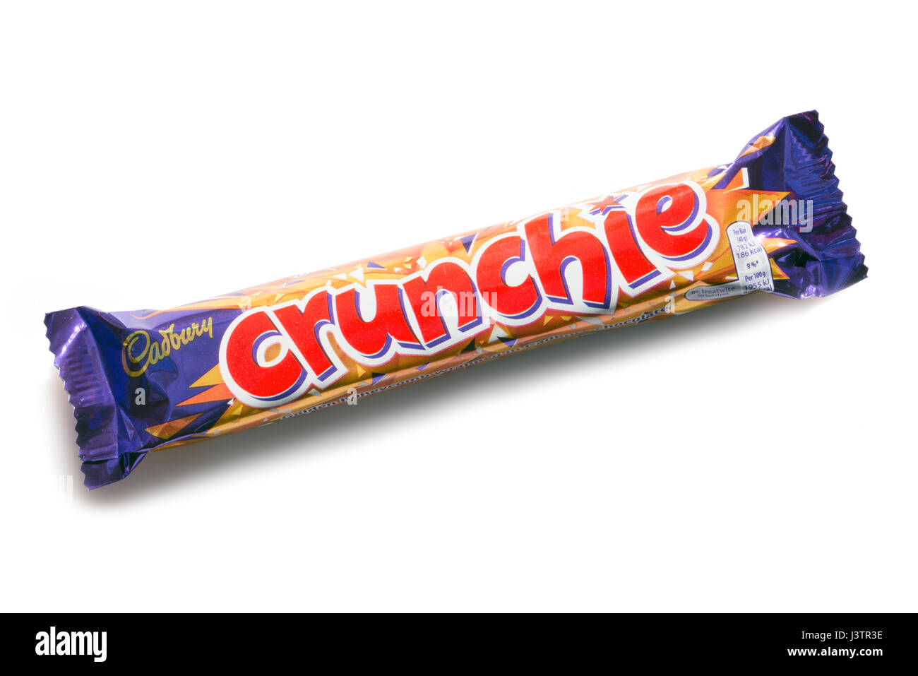 Crunchie Bar ausgeschnitten oder isoliert auf einem weißen Hintergrund, UK. Stockfoto