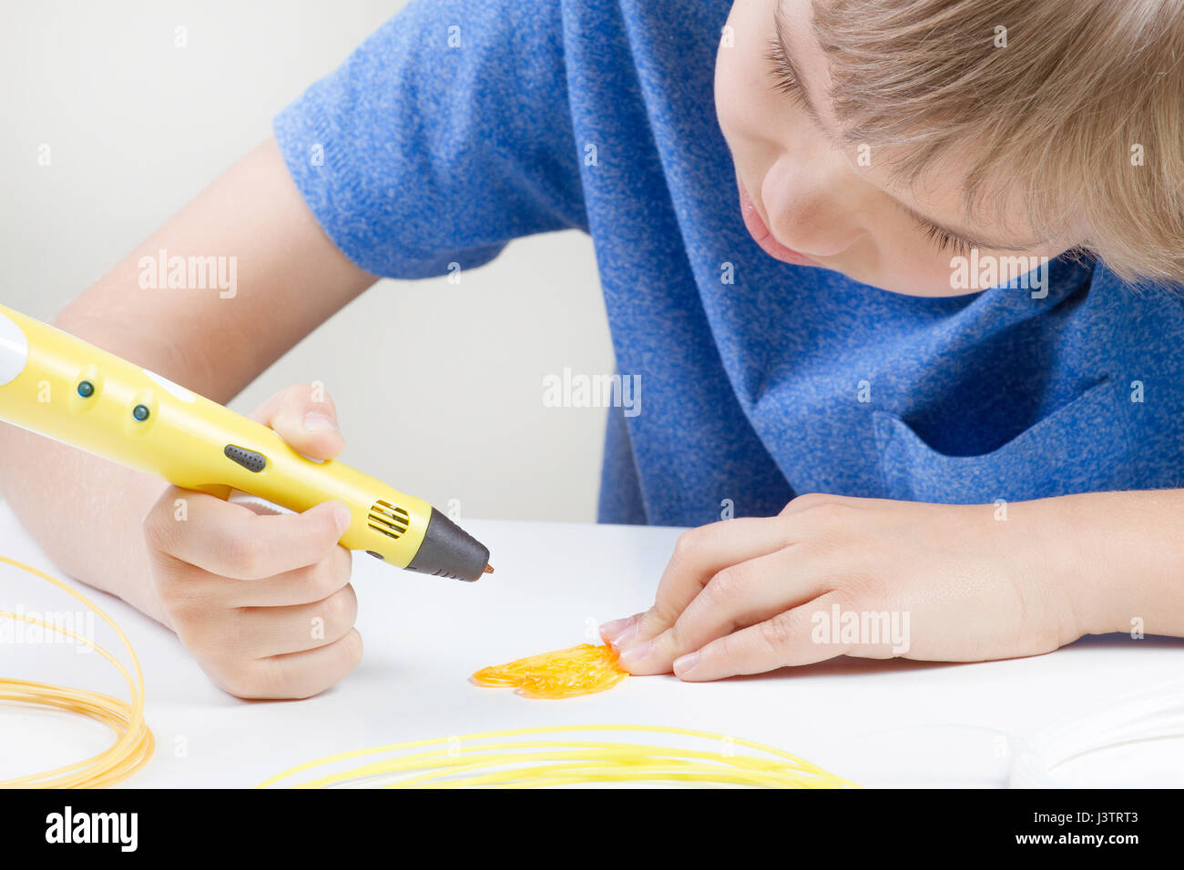 Schüler mit 3D-Druck Stift zeichnen. Kreativ, Freizeit, Bildung Technologiekonzept Stockfoto