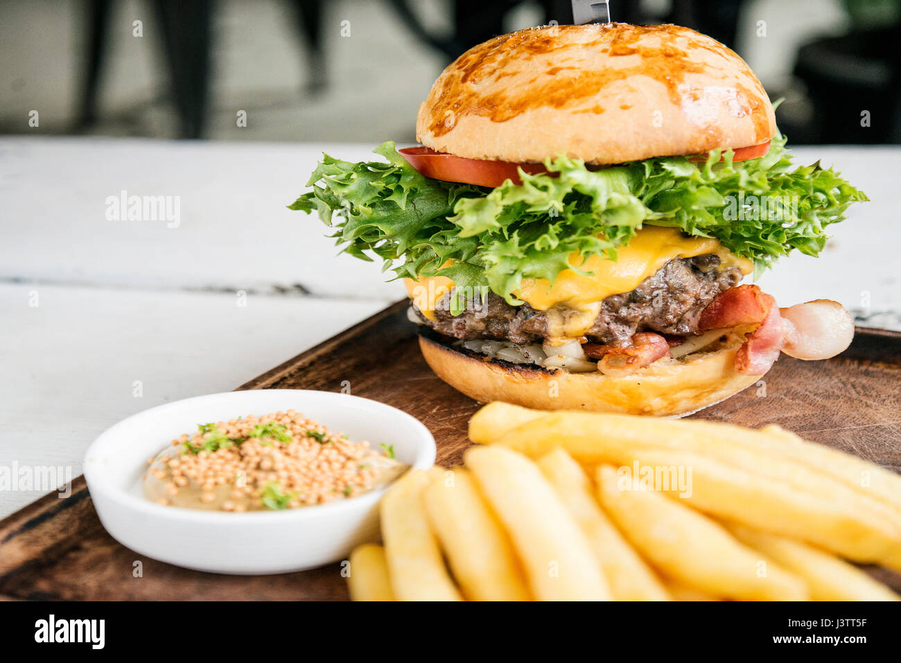 Rindfleisch-Burger mit Pommes Frites und Senfsauce set Snack Essen Stockfoto
