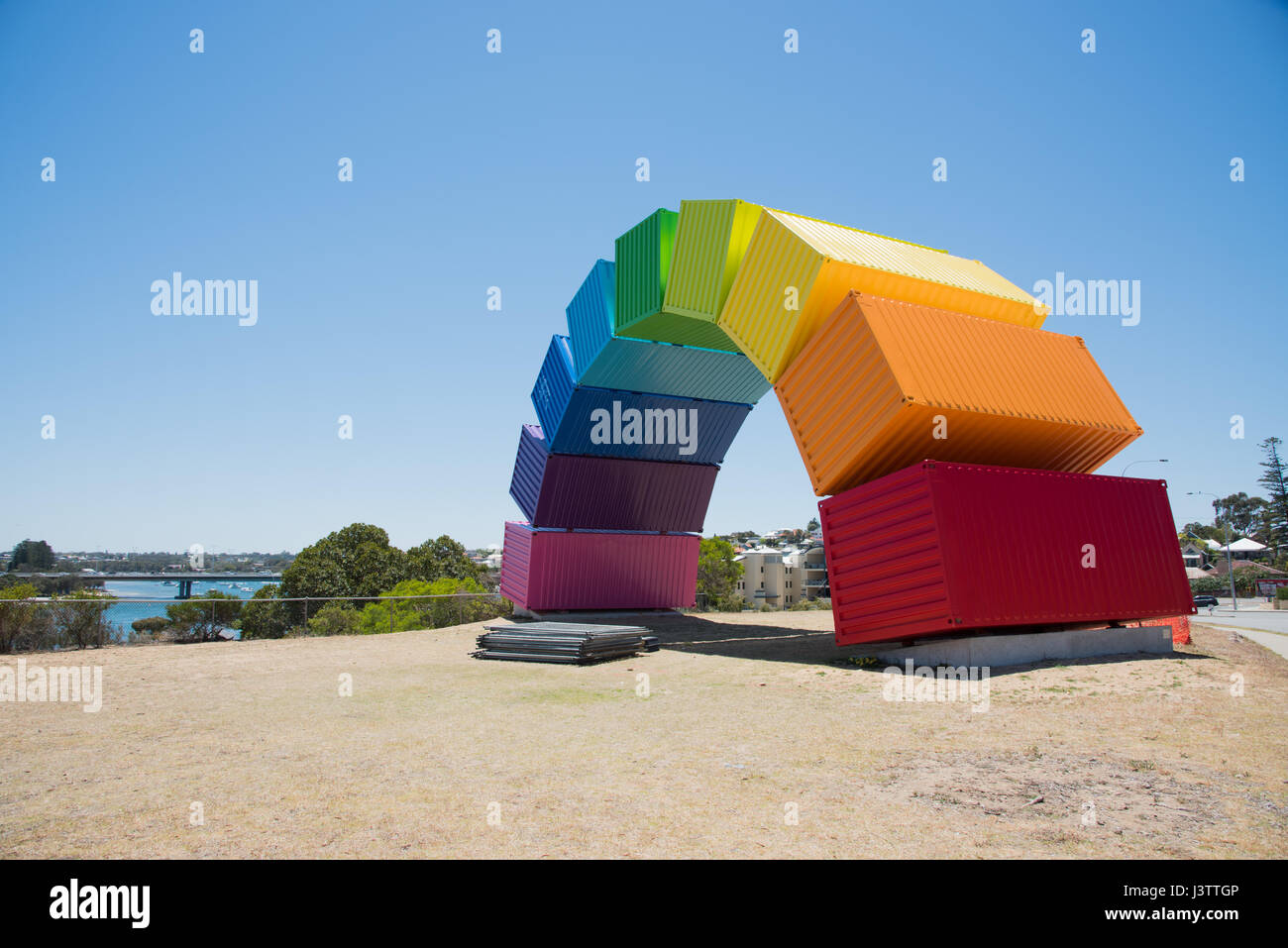 Regenbogen Meer Container Skulptur von Marcus Canning auf Strand-Reserve mit dem Swan River in Fremantle, Western Australia. Stockfoto