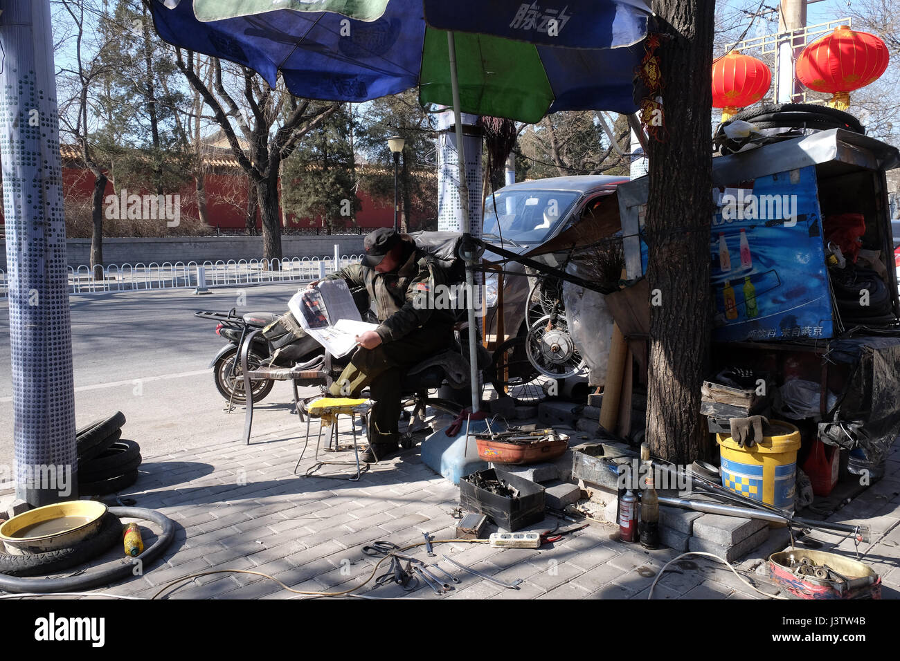 Mechaniker beim Workshop on Street in Peking, China, 24. Februar 2016. Stockfoto