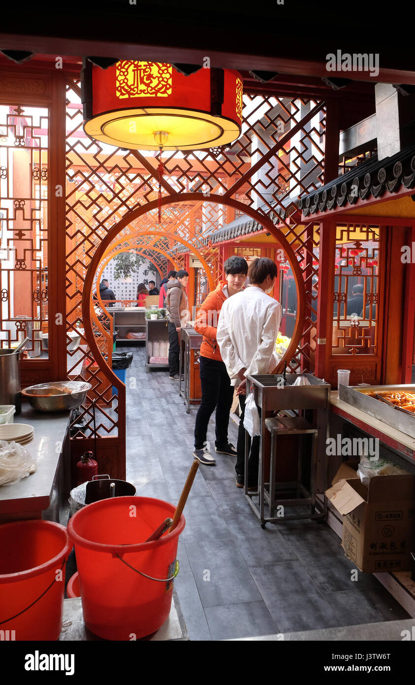 Das Interieur des Restaurants Nanluoguxiang Hutong in Peking, China, 23. Februar 2016. Stockfoto