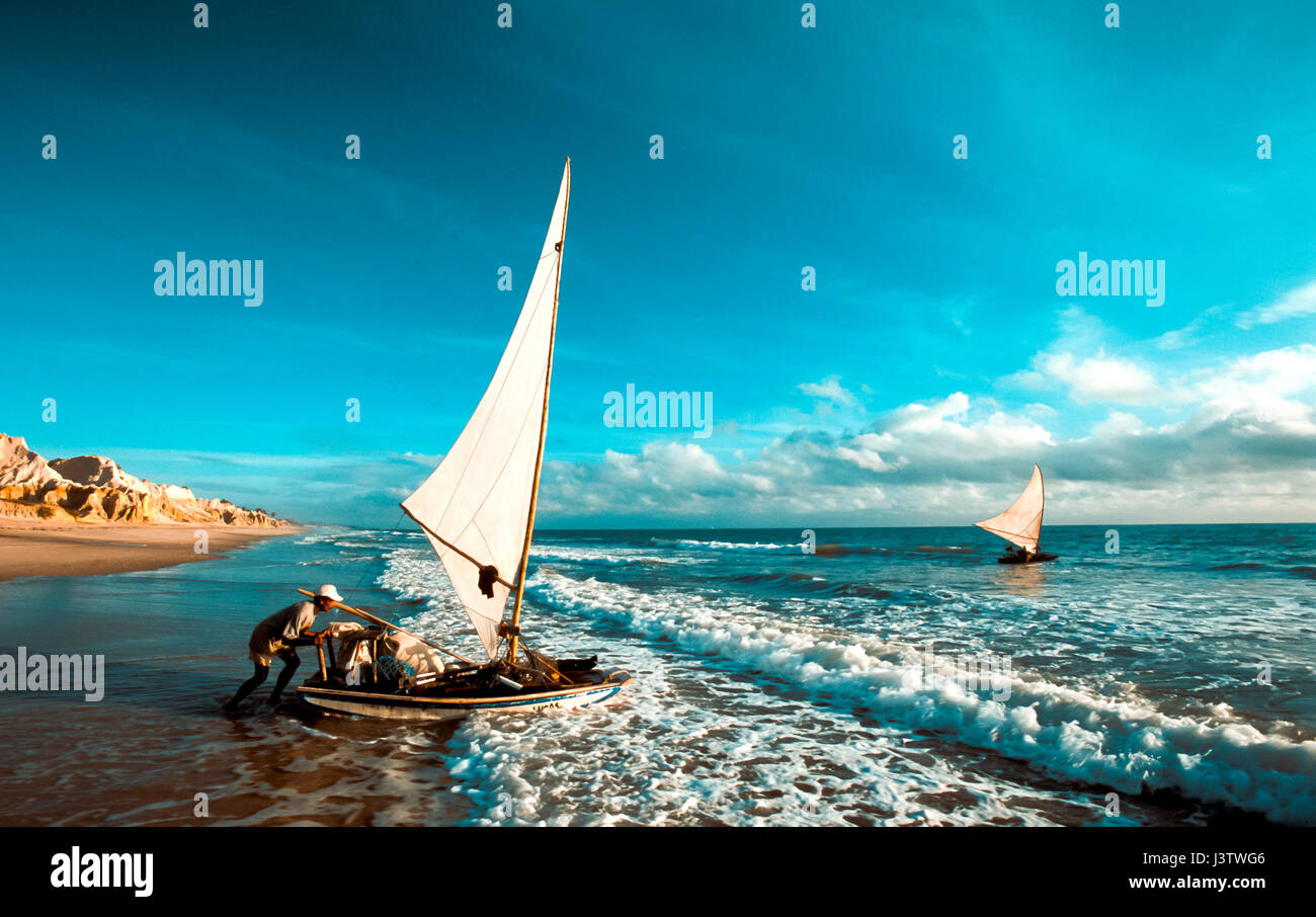 Fischer startet ihre Segelboote am Strand von Canoa Quebrada, Ceara, Brasilien Stockfoto