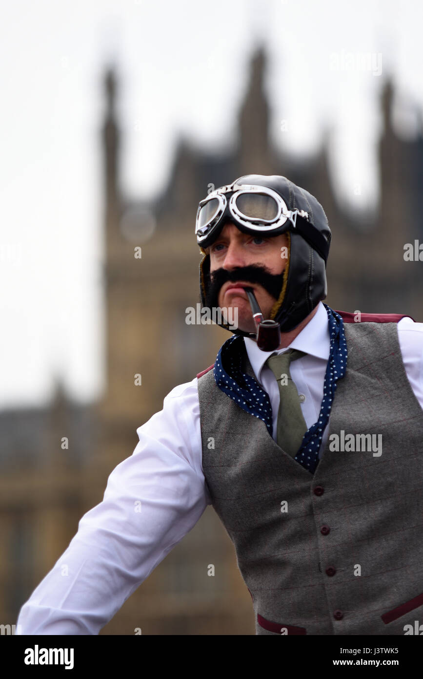 Tweed Run Radfahrer Teilnehmer in London überqueren die Westminster Bridge und passieren die Houses of Parliament Stockfoto
