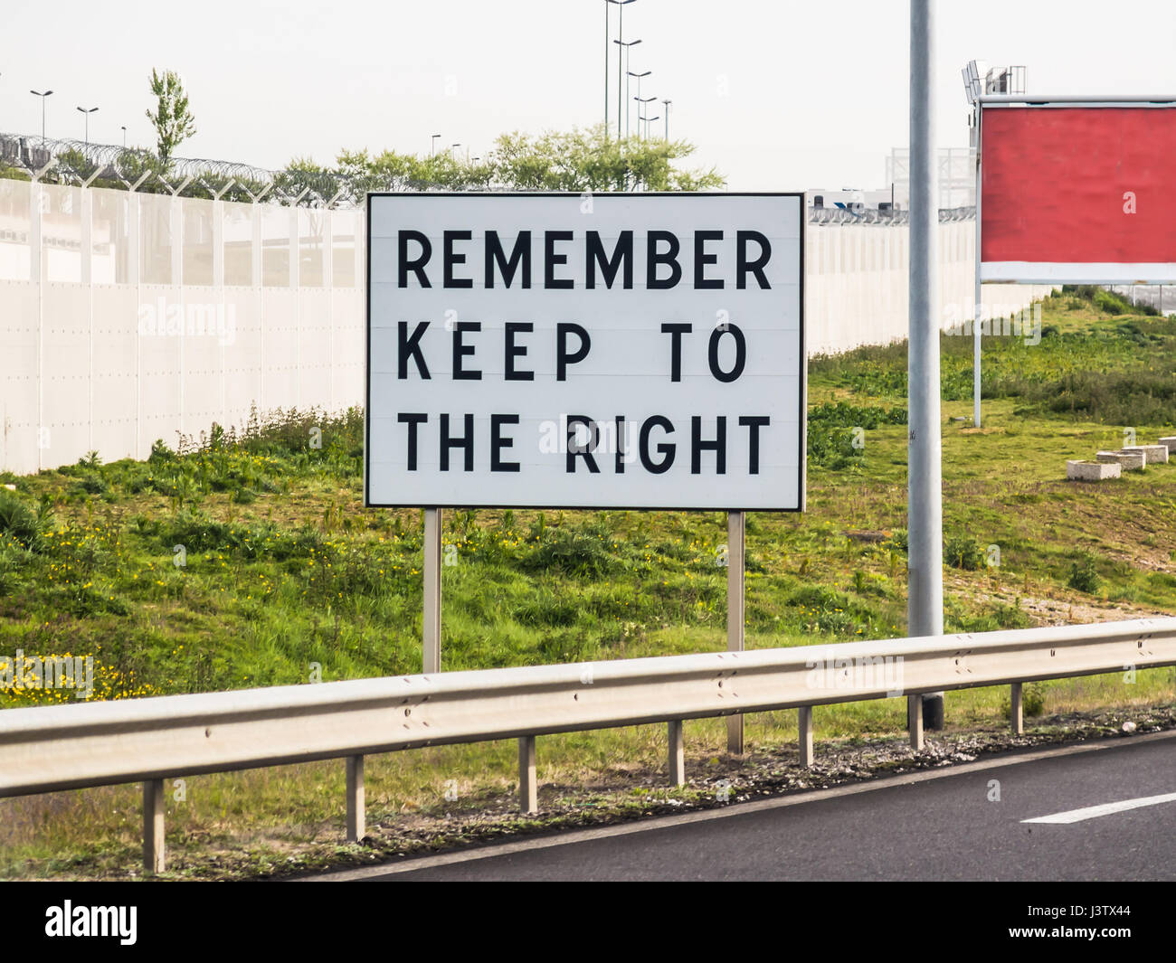 Beachten Sie, dass die richtigen Zeichen am Grenzübergang Calais, Frankreich, her Fahrer kommen aus dem Vereinigten Königreich. Treiber zu erinnern, welche Seite der Straße nach Dr. Stockfoto