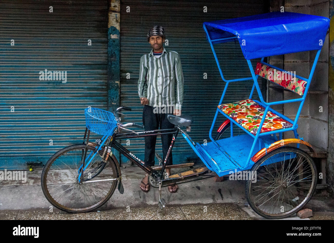 Geparkten Rikscha und Fahrer in Delhi, Indien Stockfoto