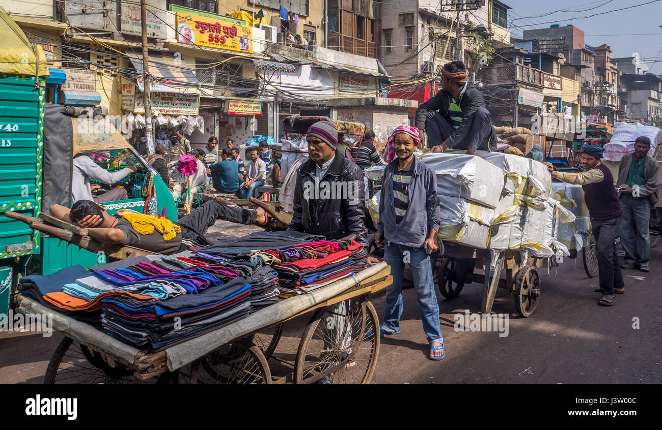 Straßenszene in Delhi, Indien, zeigt den Trägern, die die Ware auf den Markt bringen und das Chaos, das sie verursacht. Stockfoto
